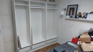 Photo de galerie - Montage d'un dressing IKEA