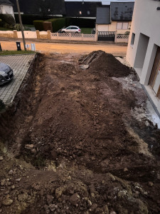 Photo de galerie - Création de tranchées pour pose de muret 
