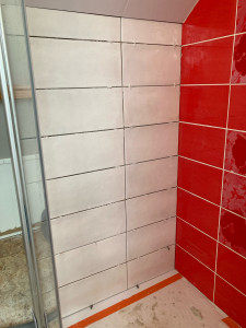 Photo de galerie - Rénovation d’une cabine de douche : pose d’un nouveau receveur, création mur en wedi sous la pente et pose faïence blanche. 