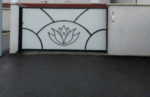 Photo de galerie - Portail coulissant avec motif fleur de lotus