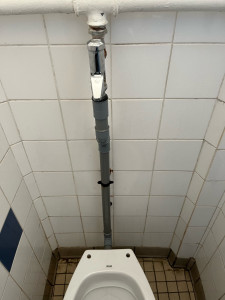 Photo de galerie - Pose système chasse d’eau d’un sanitaire d’école 