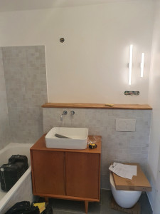 Photo de galerie - Sdb rénove pose de faïence ,placo lavabo +meuble pose de toilette et peinture 