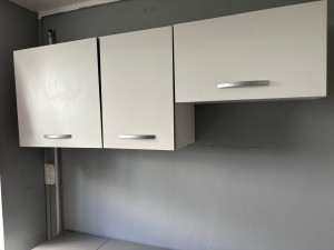 Photo de galerie - Montage et installation de meubles hauts de cuisine, avec assemblage et fixation au mur.