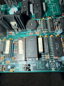 Photo de galerie - Recherche de panne sur une ancienne carte électronique d'un appareil industriel. Remplacement du composant mémoire qui faisait défaut.