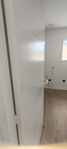 Photo de galerie - Finition des portes en peinture glycéro blanche. ??