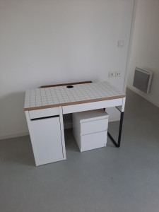 Photo de galerie - Montage d'un bureau et d'un meuble d'appoint Ikéa