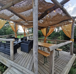 Photo de galerie - Fabrication d'une terrasse sur Pilotis .
- structure en poutre lamellé et bastaing pin classe 4.
- Pergola auto-porte en rondin acacia. 
- Garde-corps en câble inoxydable. 
- Platelage en châtaigne.