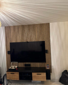 Photo de galerie - Mur en tasseaux plus pose tv murale et meuble tv 