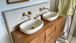 Photo de galerie - Installation meuble vasque et robinet dans une salle de bain en rénovation (création des arrivées d'eau et conduites d'évacuation + pose vasques + pose robinets)