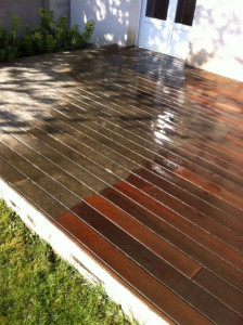 Photo de galerie - Nettoyage d’une terrasse bois exotique.une terrasse qui a pas été nettoyer pendant 3ans 