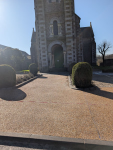 Photo de galerie - Application d' un béton désactivé couleur ocre 