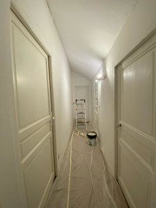 Photo de galerie - Ratissage des murs et plafond, pose de cimaises et moulures autour des portes 