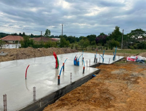 Photo de galerie - Réalisation de la dalle en béton armé, avec mise en place des réservations et des réseaux nécessaires avant la construction des murs.