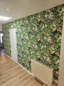 Photo de galerie - Pose de papier peint dans un couloir