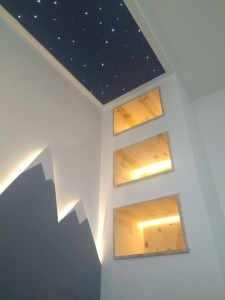 Photo de galerie - Création de niche, plafond et montage avec éclairage indirect et ciel étoilé pour une chambre enfant.