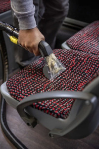 Photo de galerie - Nettoyage en profondeur d’un siège de voiture avec injecteur-extracteur.
Taches, poussières et odeurs éliminées pour un résultat propre et rafraîchi.