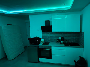 Photo de galerie - Montage petite cuisine et création faux plafond à led