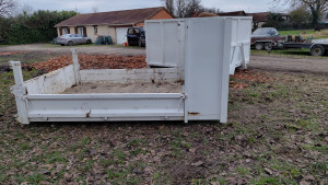 Photo de galerie - Benne de 3m³ à gravats divers et déchets verts divers option grille pour rehausser les 2  côtes 
