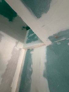 Photo de galerie - Réalisation complète d’un doublage en plaques de plâtre avec création d’un plafond suspendu dans une cave.