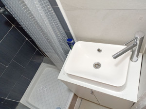 Photo de galerie - J'ai refait ma salle de bain, 
- pose du meuble vasque et branchement de la tuyauterie et de la robinetterie. 
- pose du receveur de douche. 
- installation du spot et interrupteur. 