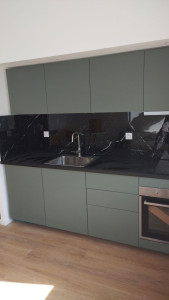 Photo de galerie - Installation de prises électriques + carrelage au mur pour crédence 60x60 joint noir 