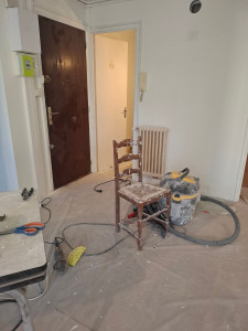 Photo de galerie - Mur peint intérieur à Lyon avec matériel de peinture.