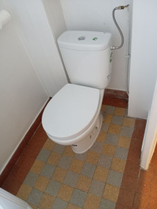 Photo de galerie - Installation des toilettes 