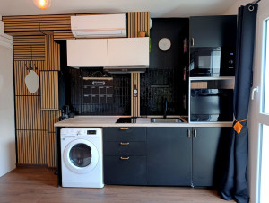 Photo de galerie - Relooking de cuisine avec pose de placage bois crédence noire et peinture 