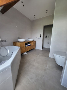 Photo de galerie - Rénovation de sdb avec WC japonais, hammam, chauffage au sol et murs encastrées 