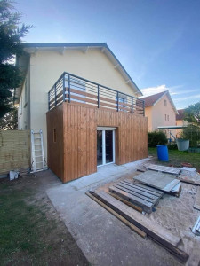 Photo de galerie - Isolation du mur par l’extérieur + pose d’une terrasse sur plots avec garde corps sur mesure 