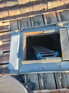 Photo de galerie - Remplacement velux avec entourage zinc
