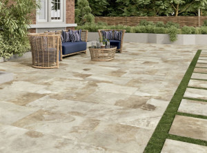 Photo de galerie - Pose de travertin opus 4 terrasse extérieur 