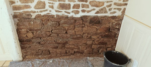 Photo de galerie - Reprise des joints sur mur en pierre 