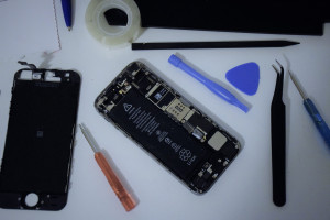 Photo de galerie - Iphone 5S démonté pour un remplacement d'écran
