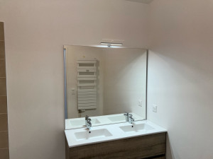 Photo de galerie - Poser meubles vasque et une miroir 