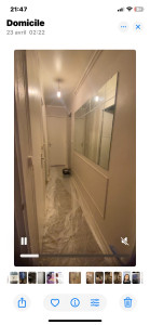 Photo de galerie - Enduit et peinture établie avant d'accrocher un grand miroir et installation de moulage peint par la suite