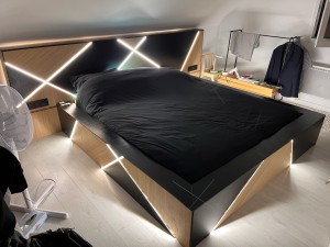 Photo de galerie - Fabrication d’un lit en chêne massif avec prise et éclairage 