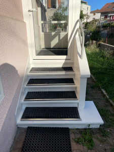 Photo de galerie - Nettoyage des marche au karcher ainsi qu’une nouvelle couche de peinture spécial extérieur 