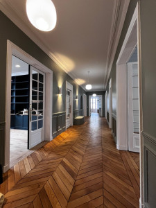 Photo de galerie - Sur cette photo, nous avons posé le parquet et repeint ce magnifique couloir.