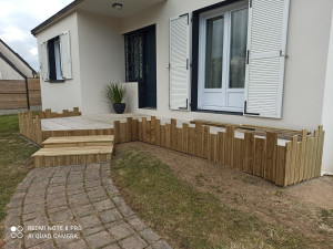 Photo de galerie - Création d'un petit bardage bois sur terrasse existante avec 2 marches.