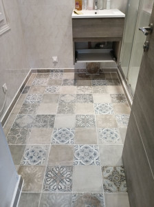 Photo de galerie - Remplacement du carrelage au sol de la salle de bain avec enlèvement des anciens carreaux et nivellement et imperméabilisation préliminaires du sol