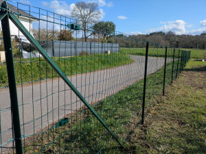 Photo de galerie - Pose d'un grillage semi rigide.