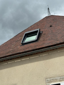Photo de galerie - Velux + volet roulant sur toiture petite tuile 