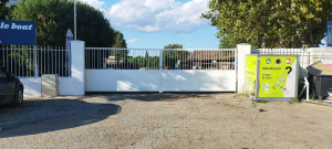 Photo de galerie - Réalisation et pose d'un portail 2 vantaux 7m par 2 de hauteur thermolaqué ral 9010 fine texture 
