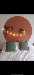 Photo de galerie - Peinture tête de lit + installation étagères.