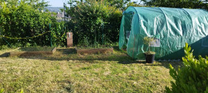 Photo de galerie - Tonte, débroussaillage, mise en place d'une serre et de bacs potagers