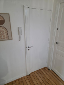 Photo de galerie - Pose d'une serrure carénée de haute sécurité 7 points sur porte simple.