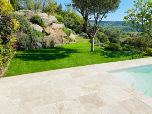 Photo de galerie - Rénovation entretien piscine, pose gazon synthétique et entretien massif 