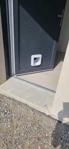 Photo de galerie - Installation de chatière pour les porte PVC .BOIS. MÉTAL. 