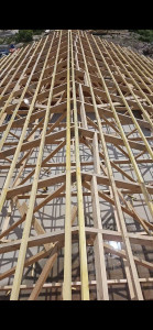 Photo de galerie - Montage charpente fermette et préparation pour la pose de la tuile 